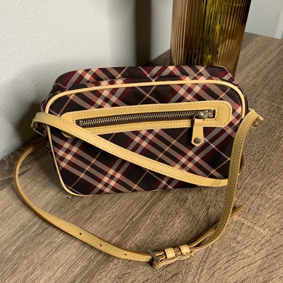 ＢＵＲＢＥＲRＹ　ＢlＵE l a b elサコッシュショルダー Burberry Shield Leather Crossbody Bag | Blue | FARFETCH